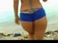 des beaux cul d'enfer se trimousse sur la plage