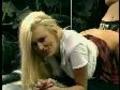 Une blonde déconneuse qui fait Waazaa avec sa chatte
