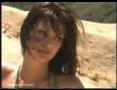 Brune aux seins tres gonflés se tortille le cul dans son bikini