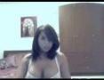 Jeune brunette a gros seins fait tomber le soutif devant sa webcam