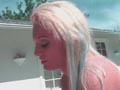 Une blonde et une brune au bord de la piscine
