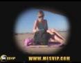 Fille a la playa film� en cam�ra cach�e avec de beaux angles de vue