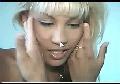 Blonde sexy en bikini rose