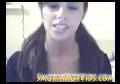 Jolie brune qui se met nue