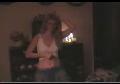 Toute saoule elle danse dans son salon