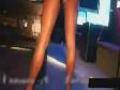 Brune et blonde jouent au billard elles savent manier la queue