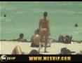 Viens mater ces greluches a la plage