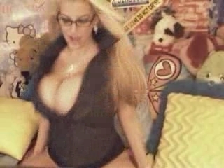 Blonde sympa au seins xxl deboutonne son chemisier taille s