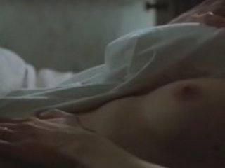 Elle se masturbe en flairant le TShirt de son homme